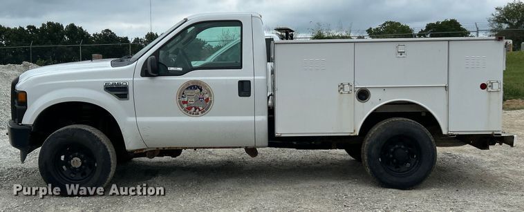 image for item ET3068 2008 Ford F250 Super Duty XL utility bed pickup truck