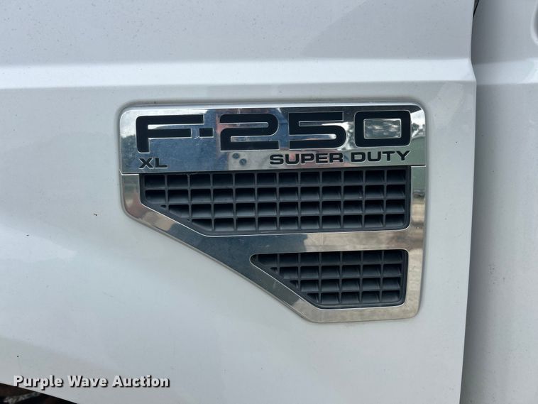 image for item ET3068 2008 Ford F250 Super Duty XL utility bed pickup truck