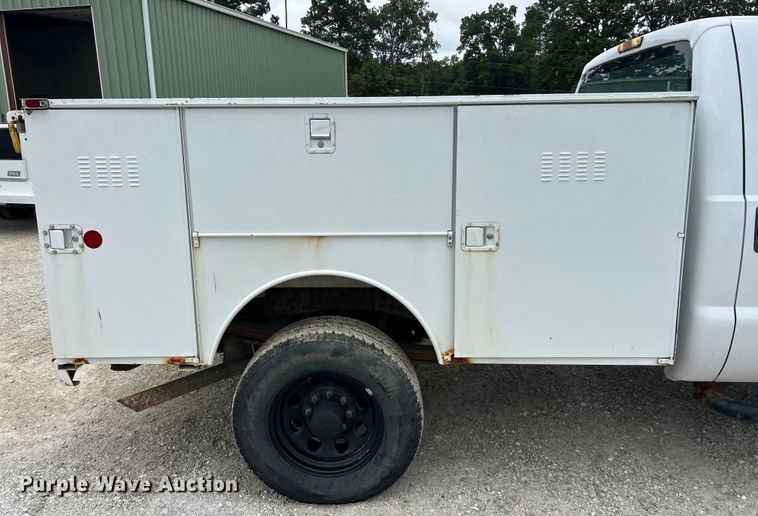 image for item ET3068 2008 Ford F250 Super Duty XL utility bed pickup truck