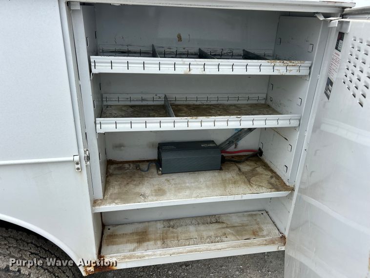 image for item ET3068 2008 Ford F250 Super Duty XL utility bed pickup truck