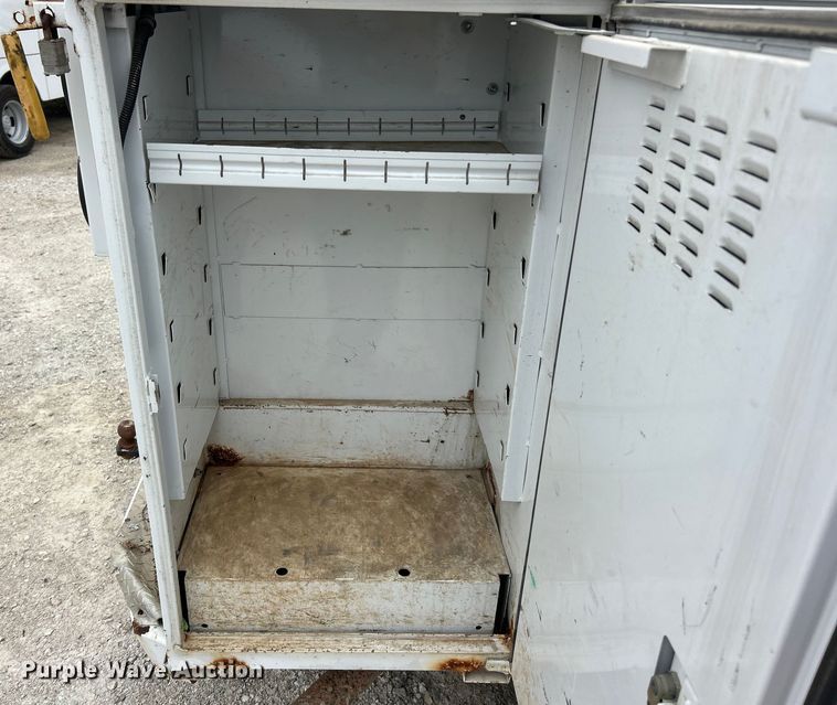 image for item ET3068 2008 Ford F250 Super Duty XL utility bed pickup truck