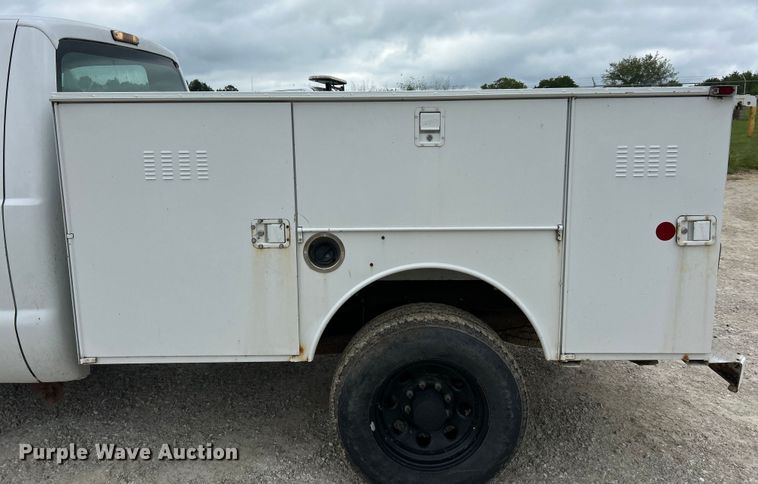 image for item ET3068 2008 Ford F250 Super Duty XL utility bed pickup truck