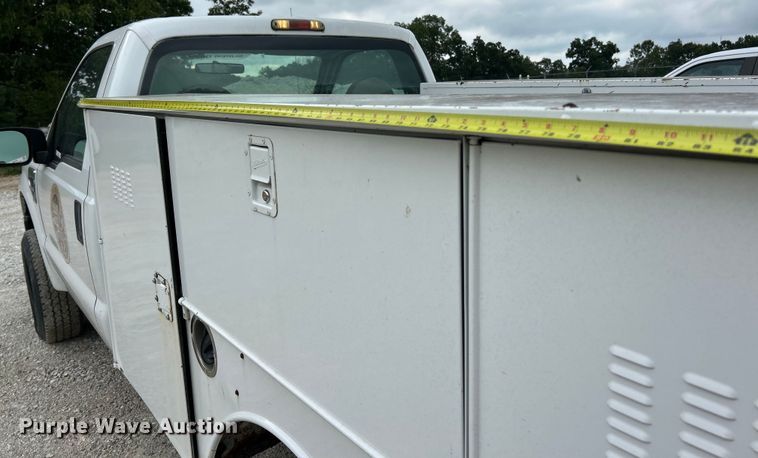 image for item ET3068 2008 Ford F250 Super Duty XL utility bed pickup truck