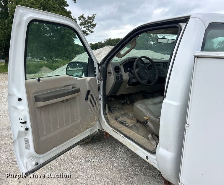 image for item ET3068 2008 Ford F250 Super Duty XL utility bed pickup truck