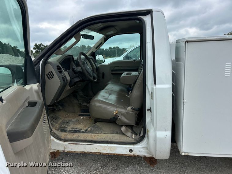 image for item ET3068 2008 Ford F250 Super Duty XL utility bed pickup truck