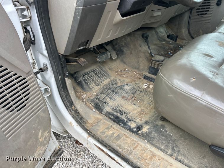 image for item ET3068 2008 Ford F250 Super Duty XL utility bed pickup truck