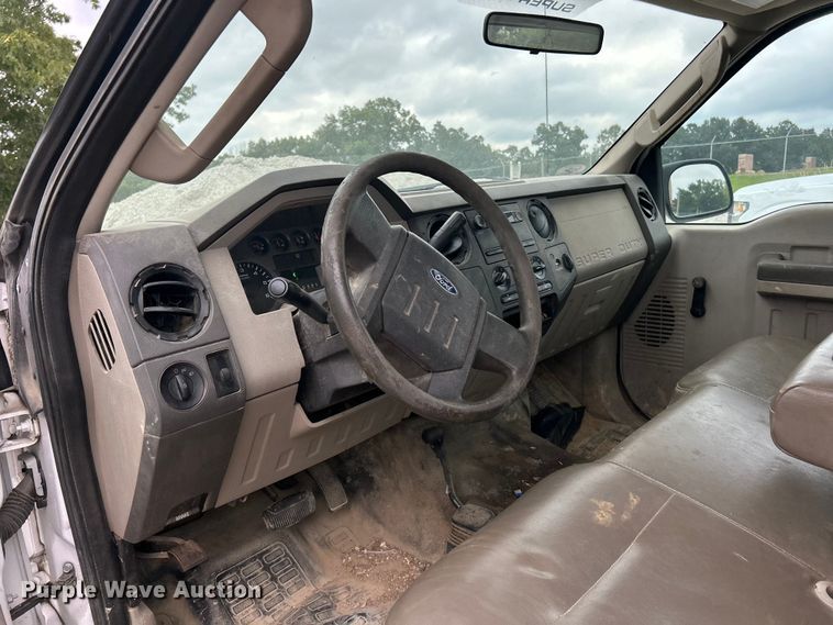 image for item ET3068 2008 Ford F250 Super Duty XL utility bed pickup truck