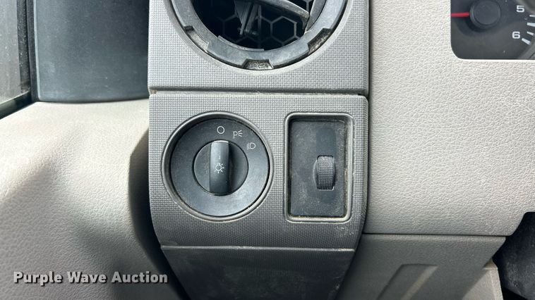 image for item ET3068 2008 Ford F250 Super Duty XL utility bed pickup truck