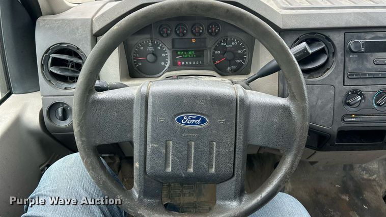 image for item ET3068 2008 Ford F250 Super Duty XL utility bed pickup truck