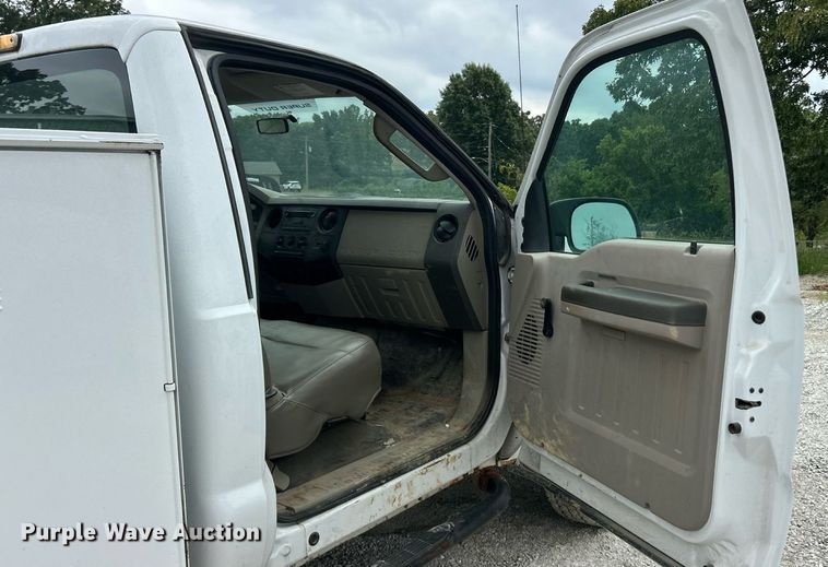 image for item ET3068 2008 Ford F250 Super Duty XL utility bed pickup truck