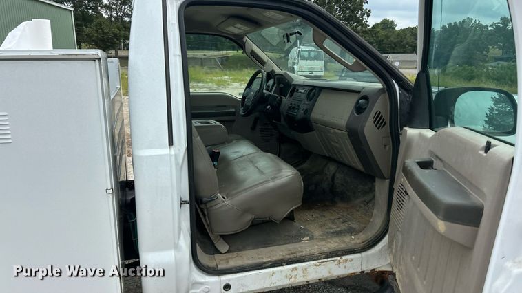 image for item ET3068 2008 Ford F250 Super Duty XL utility bed pickup truck