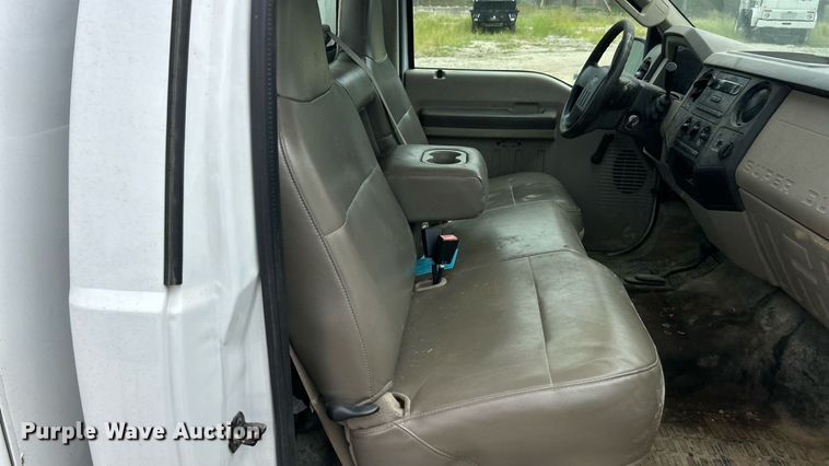 image for item ET3068 2008 Ford F250 Super Duty XL utility bed pickup truck