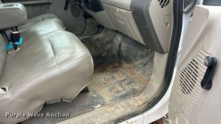 image for item ET3068 2008 Ford F250 Super Duty XL utility bed pickup truck