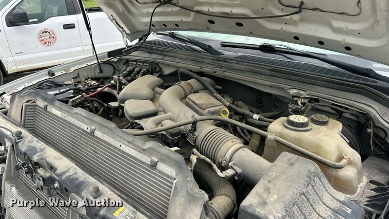 image for item ET3068 2008 Ford F250 Super Duty XL utility bed pickup truck