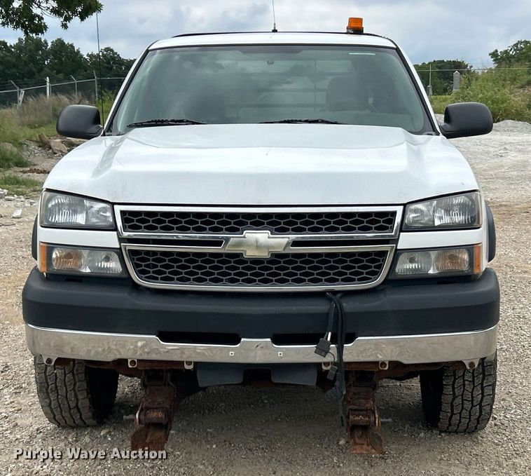 image for item ET3071 2005 Chevrolet Silverado 3500 flatbed pickup truck