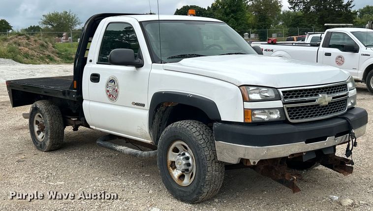 image for item ET3071 2005 Chevrolet Silverado 3500 flatbed pickup truck