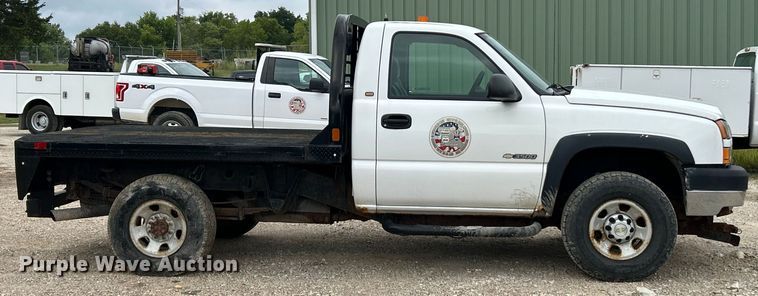 image for item ET3071 2005 Chevrolet Silverado 3500 flatbed pickup truck