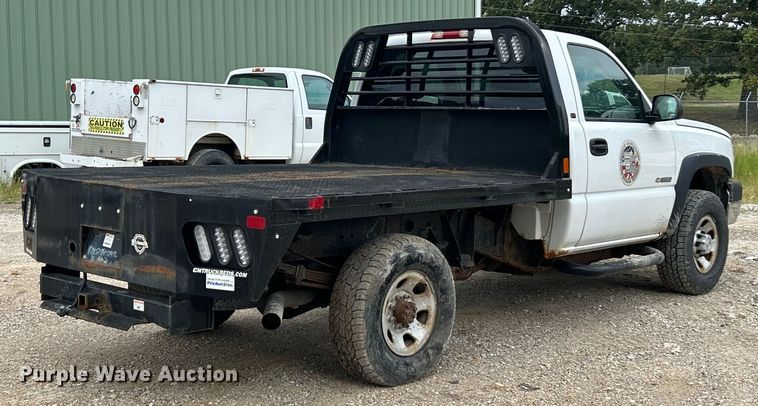 image for item ET3071 2005 Chevrolet Silverado 3500 flatbed pickup truck