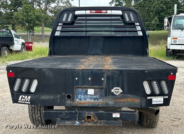 image for item ET3071 2005 Chevrolet Silverado 3500 flatbed pickup truck