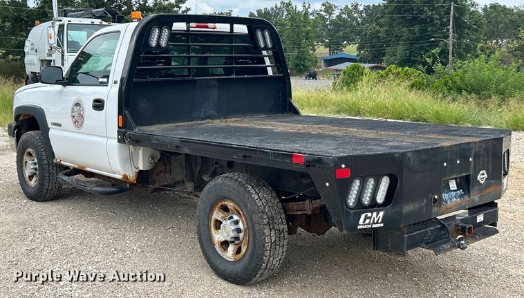 image for item ET3071 2005 Chevrolet Silverado 3500 flatbed pickup truck