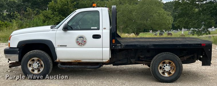 image for item ET3071 2005 Chevrolet Silverado 3500 flatbed pickup truck