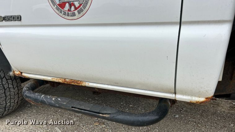 image for item ET3071 2005 Chevrolet Silverado 3500 flatbed pickup truck