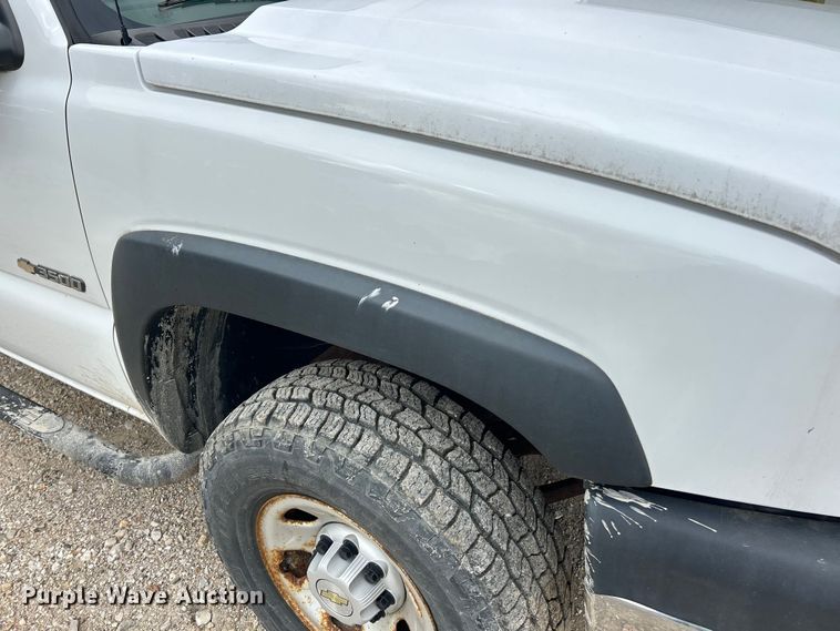 image for item ET3071 2005 Chevrolet Silverado 3500 flatbed pickup truck