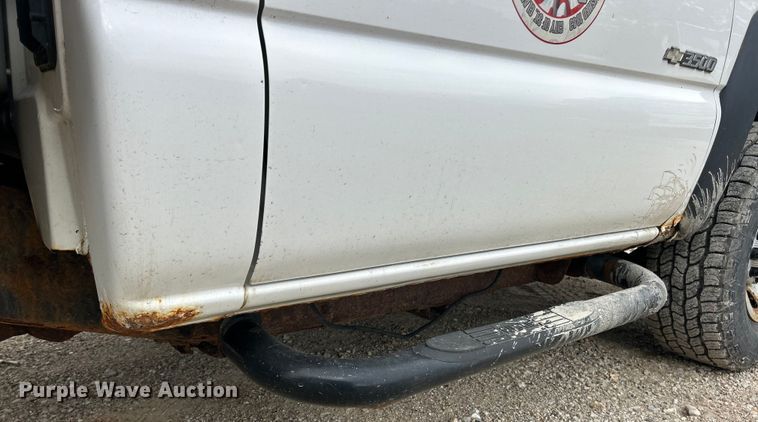 image for item ET3071 2005 Chevrolet Silverado 3500 flatbed pickup truck