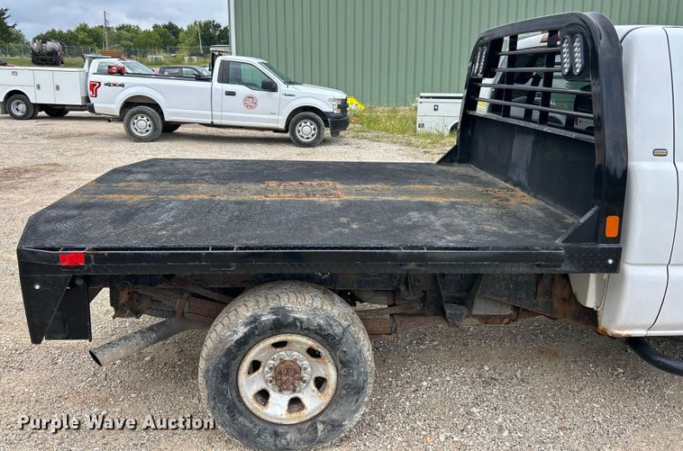 image for item ET3071 2005 Chevrolet Silverado 3500 flatbed pickup truck