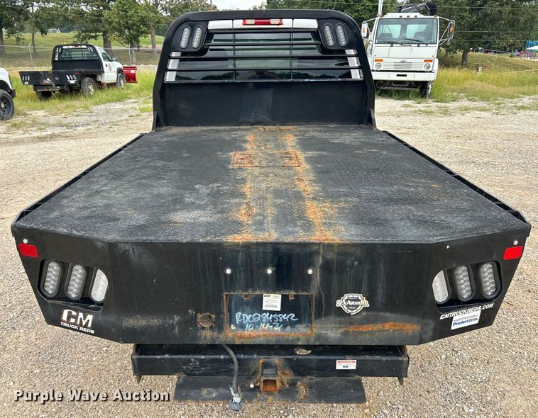 image for item ET3071 2005 Chevrolet Silverado 3500 flatbed pickup truck