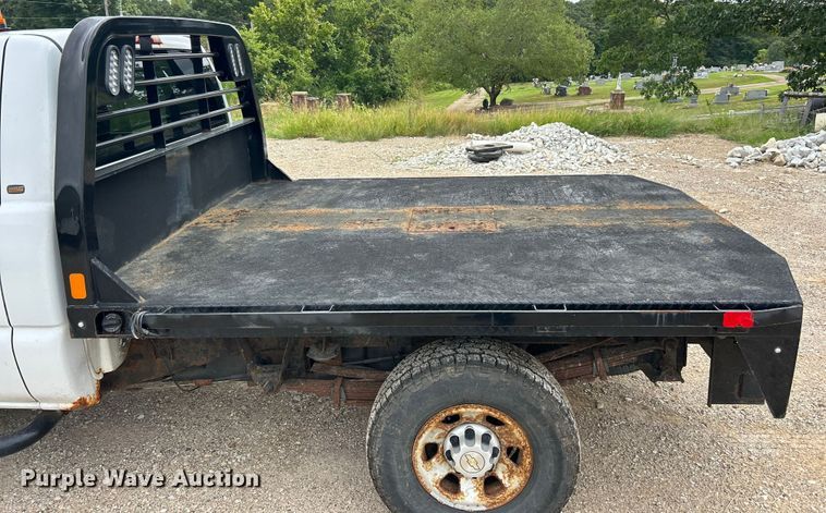 image for item ET3071 2005 Chevrolet Silverado 3500 flatbed pickup truck
