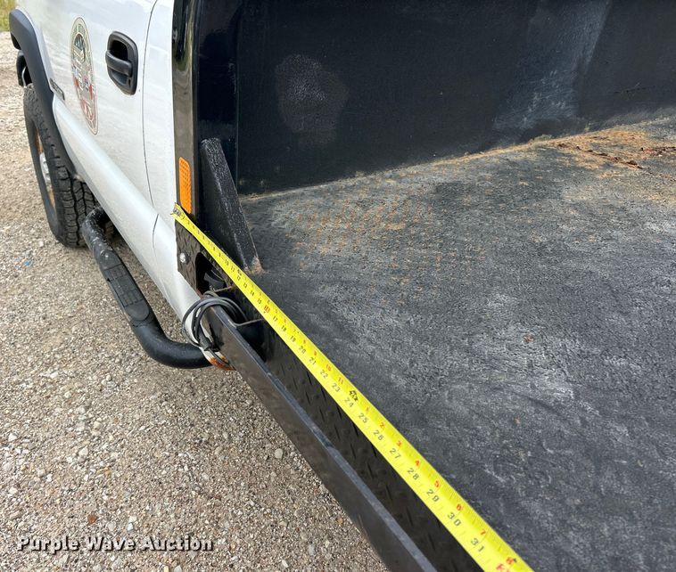 image for item ET3071 2005 Chevrolet Silverado 3500 flatbed pickup truck