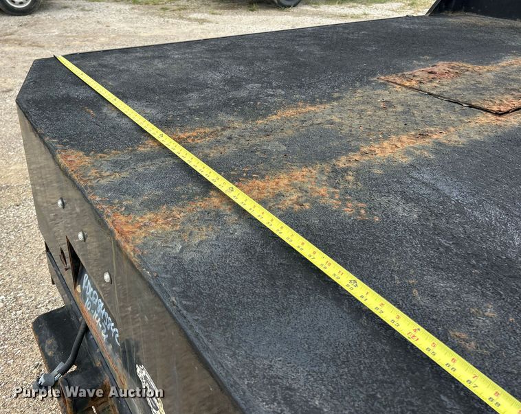 image for item ET3071 2005 Chevrolet Silverado 3500 flatbed pickup truck