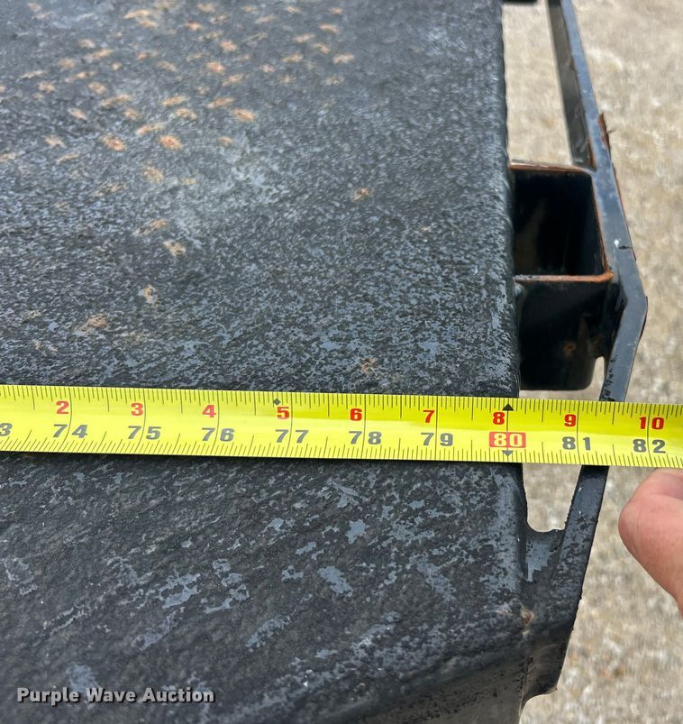 image for item ET3071 2005 Chevrolet Silverado 3500 flatbed pickup truck