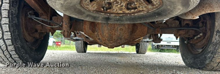 image for item ET3071 2005 Chevrolet Silverado 3500 flatbed pickup truck