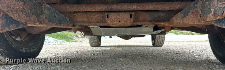 image for item ET3071 2005 Chevrolet Silverado 3500 flatbed pickup truck