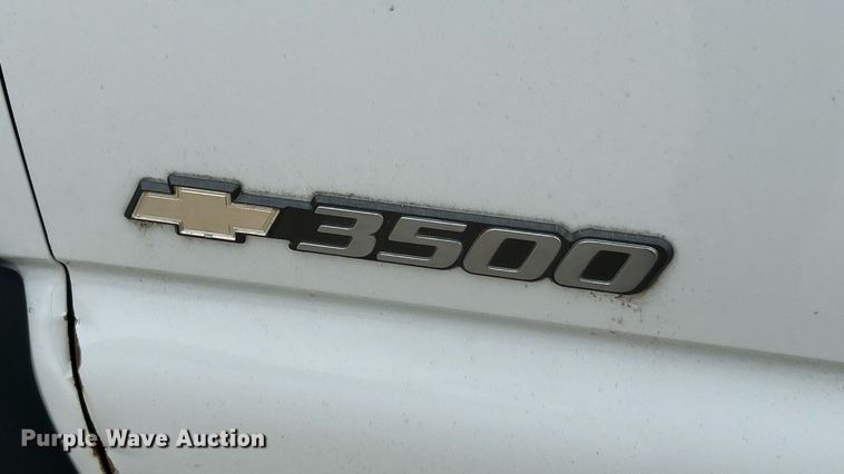 image for item ET3071 2005 Chevrolet Silverado 3500 flatbed pickup truck