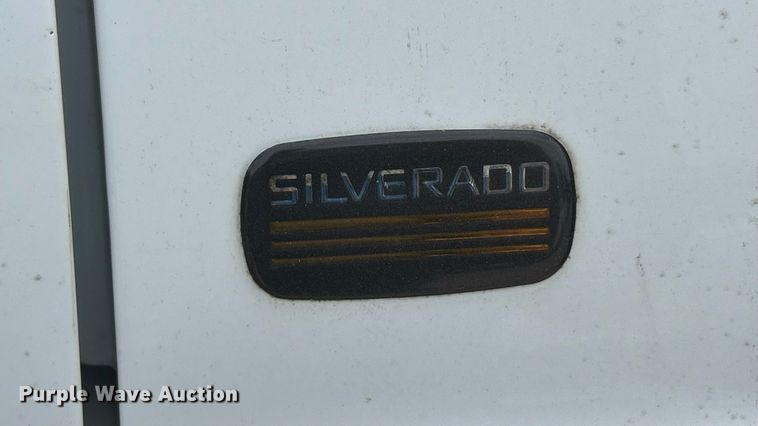 image for item ET3071 2005 Chevrolet Silverado 3500 flatbed pickup truck