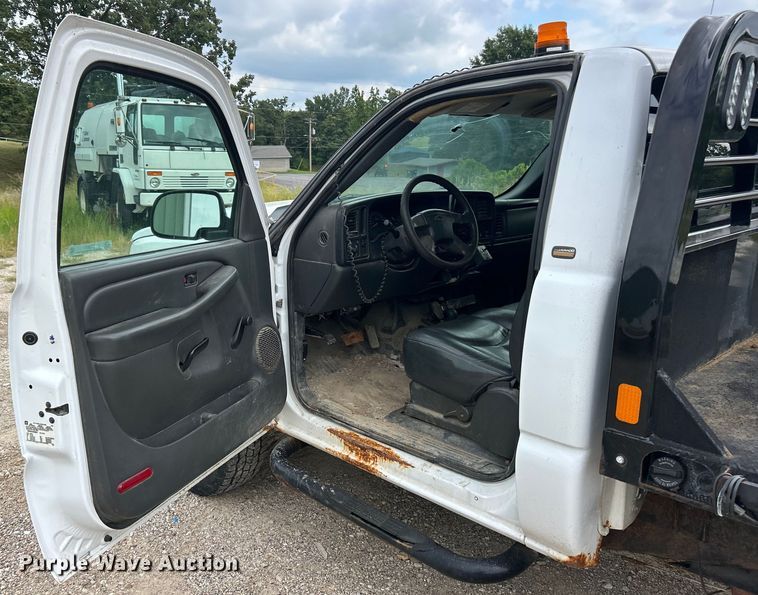 image for item ET3071 2005 Chevrolet Silverado 3500 flatbed pickup truck