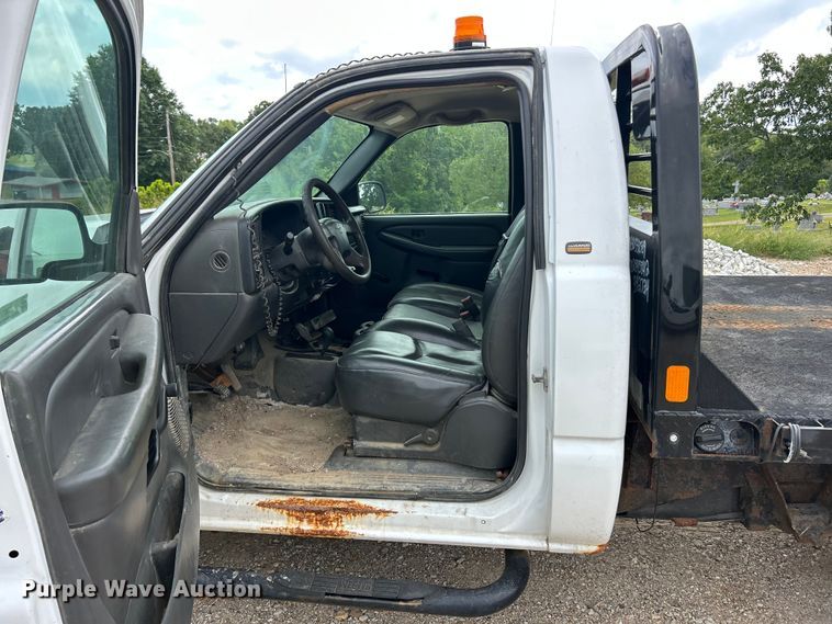 image for item ET3071 2005 Chevrolet Silverado 3500 flatbed pickup truck