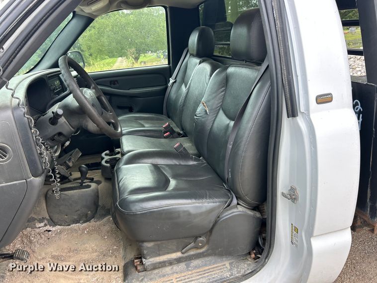 image for item ET3071 2005 Chevrolet Silverado 3500 flatbed pickup truck