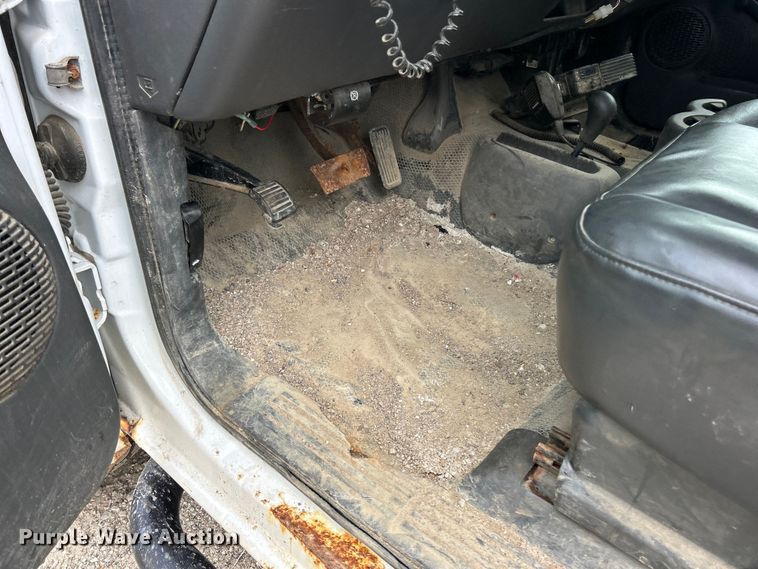 image for item ET3071 2005 Chevrolet Silverado 3500 flatbed pickup truck