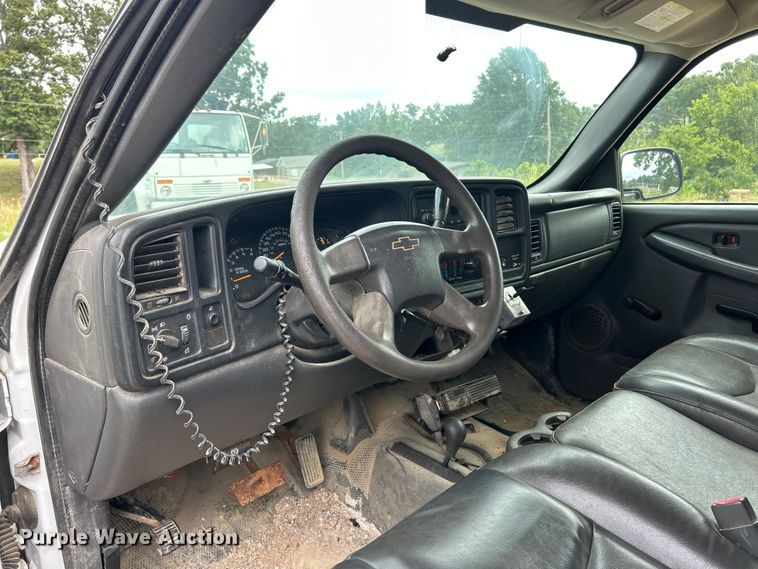 image for item ET3071 2005 Chevrolet Silverado 3500 flatbed pickup truck