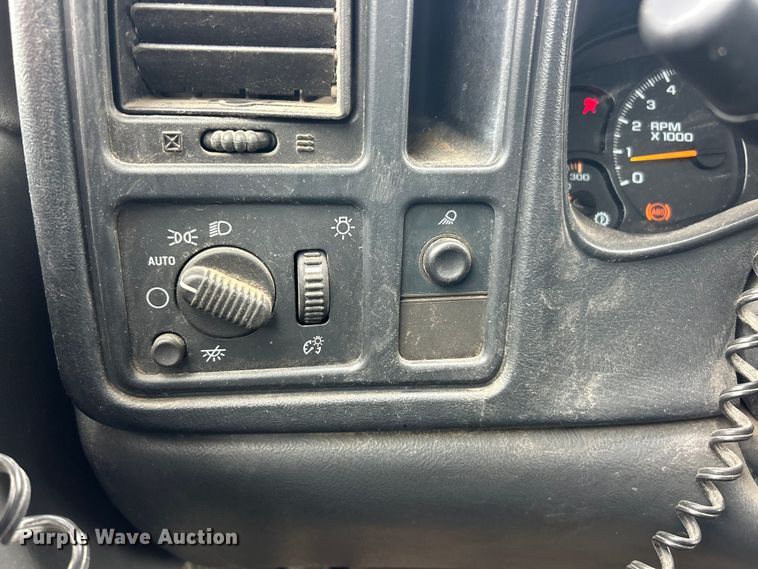 image for item ET3071 2005 Chevrolet Silverado 3500 flatbed pickup truck