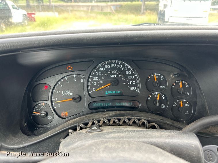 image for item ET3071 2005 Chevrolet Silverado 3500 flatbed pickup truck