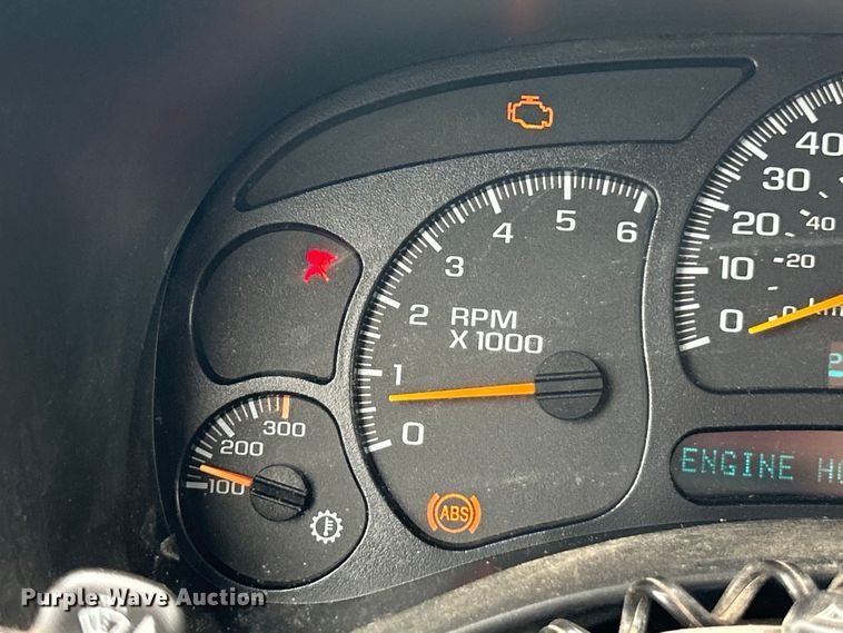 image for item ET3071 2005 Chevrolet Silverado 3500 flatbed pickup truck