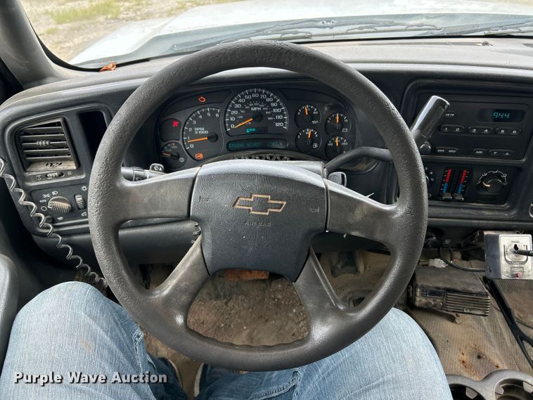 image for item ET3071 2005 Chevrolet Silverado 3500 flatbed pickup truck