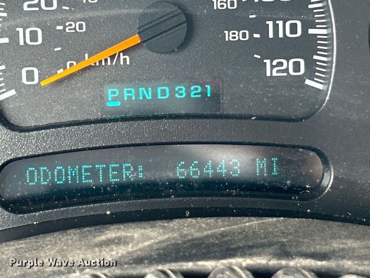 image for item ET3071 2005 Chevrolet Silverado 3500 flatbed pickup truck