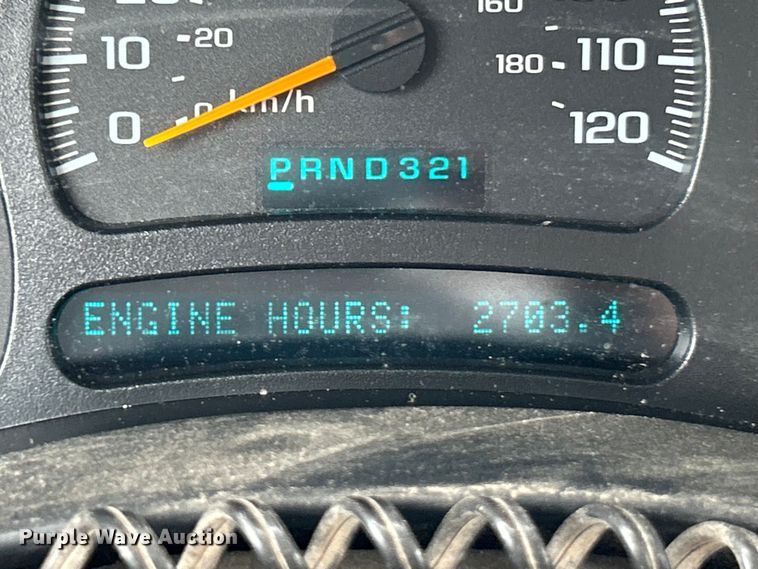 image for item ET3071 2005 Chevrolet Silverado 3500 flatbed pickup truck