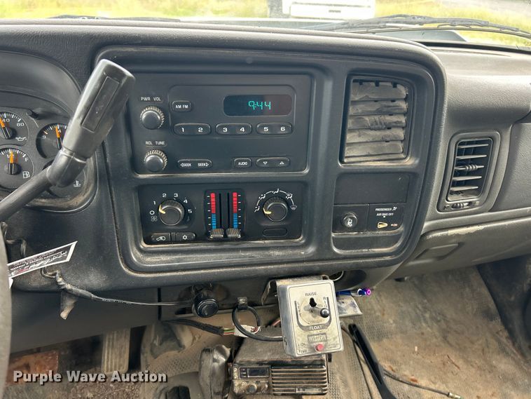 image for item ET3071 2005 Chevrolet Silverado 3500 flatbed pickup truck